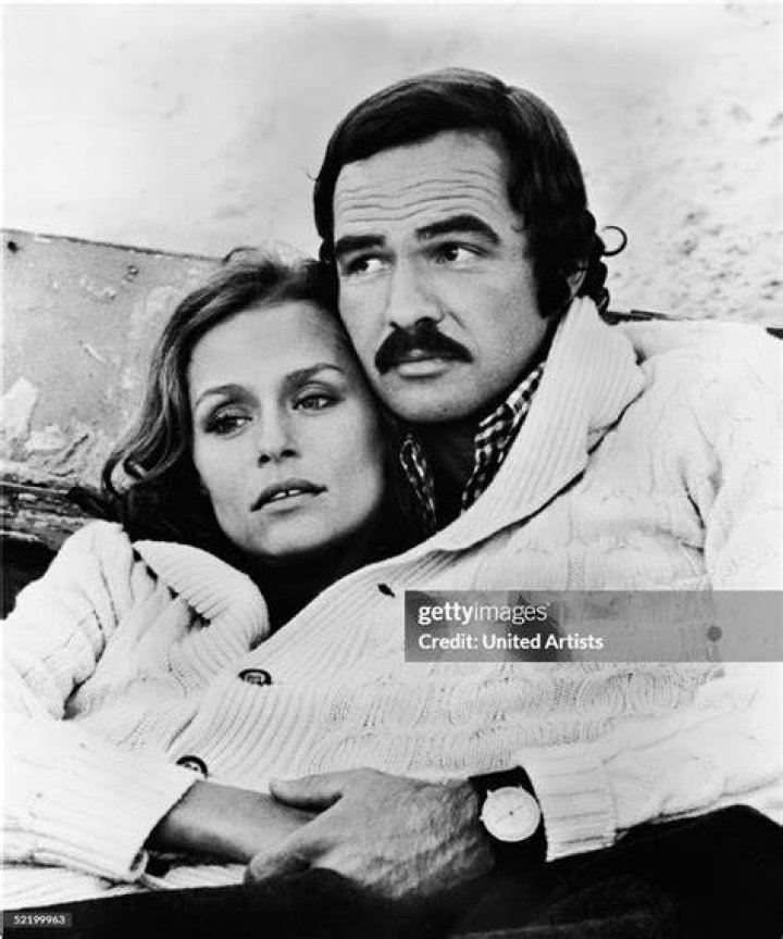 Actor Burt Reynolds and actress Sally Field in August 1977 | Source: Getty Images
