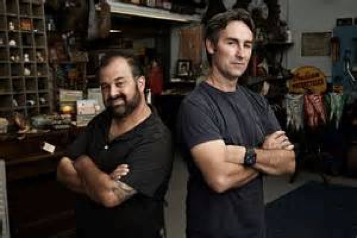 American Pickers' Frank Fritz adds gate & 'no trespassing' sign outside his 155K Iowa home