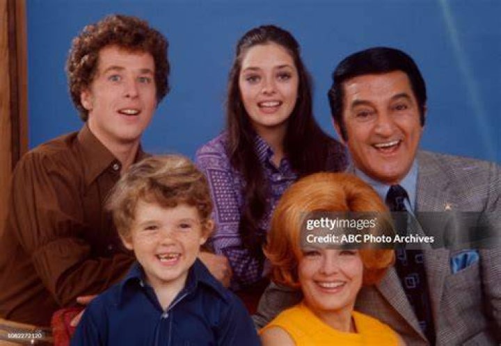Back from left: Rusty Hamer (Rusty), Angela Cartwright (Linda), Danny Thomas (Danny Williams). Front from left: Michael Hughes (grandson Michael), Marjorie Lord (Kathy Williams). Cast of "Make Room for Daddy" in 1970. | Source: Wikimedia Commons.
