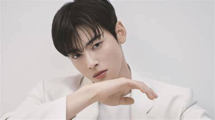 Cha Eun Woo is asked which costar made his heart pound more Lim Soo Hyang or Seo Eun Soo