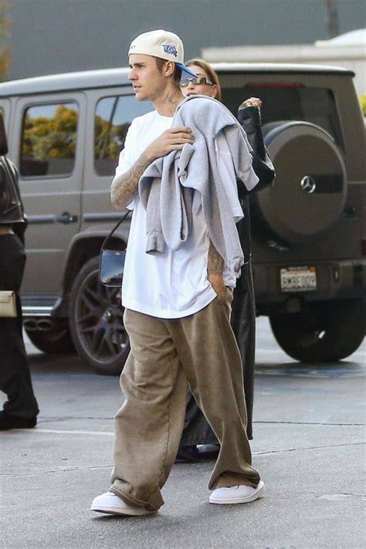 Comfortable:&nbsp;Meanwhile Justin sported an oversized white knitted top and white pants