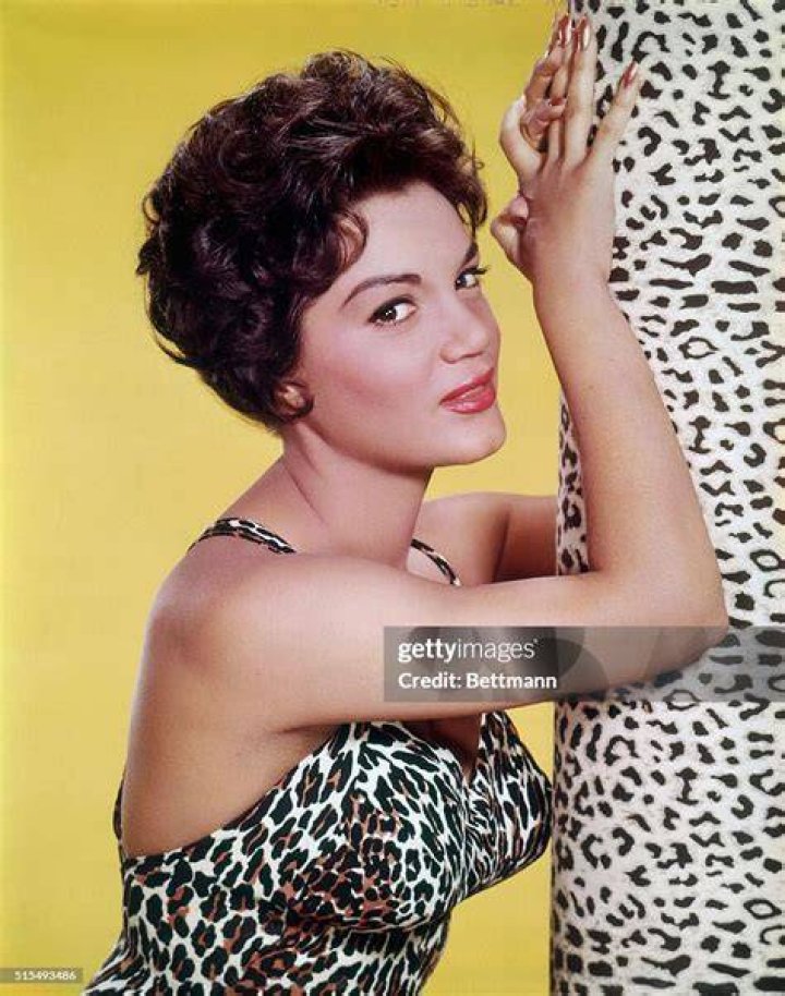 Connie Francis posing for a photo in London in 1963 | Source: Getty Images