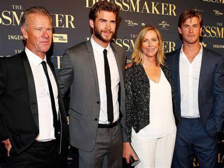 Craig Hemsworth, Liam Hemsworth, Leonie Hemsworth, and Chris Hemsworth at the premiere of "The Dressmaker" on October 18, 2015, in Australia | Source: Getty Images