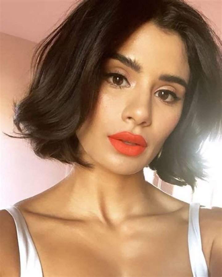 Diane Guerrero Scrolller
