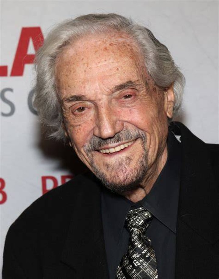 Hal Linden, Renée Taylor, Barbara Eden, and Fran Drescher pose for portrait | Photo: Getty Images