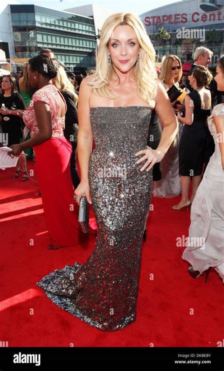 Jane Krakowski on the red carpet of the 60th Annual Emmy Awards in Los Angeles, California on September 21, 2008 | Photo: By watchwithkristin - Jane Krakowski, CC BY-SA 2.0 Wikimedia Commons