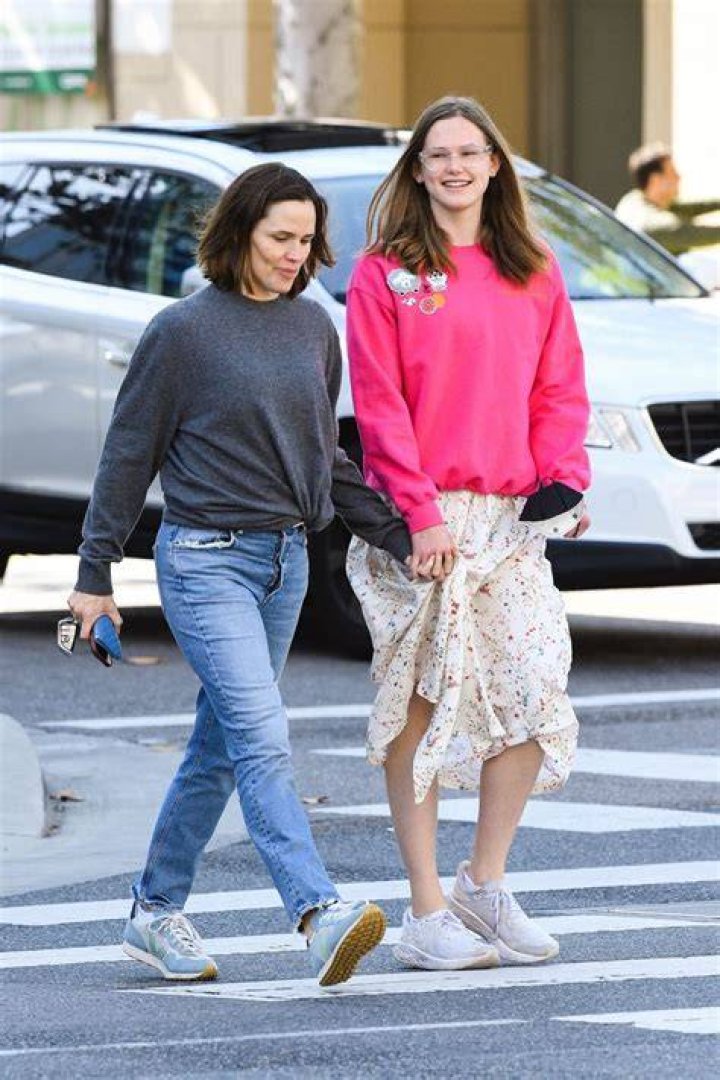 Jennifer Garner and her daughters Seraphina and Violet Affleck seen on December 19, 2012, in Los Angeles, California. | Source: Getty Images