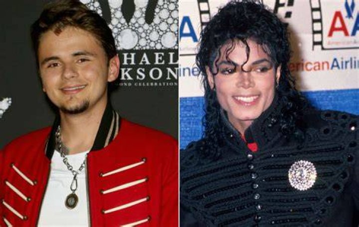 Joseph Jackson with son Michael Jackson at the Santa Barbara County Courthouse during the 2005 child molestation trial | Source: Getty Images