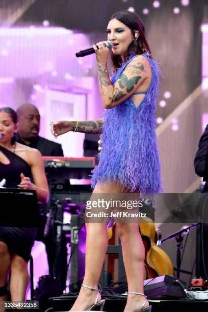 Julia Michaels during a live performance | Photo Youtube / Julia Michaels