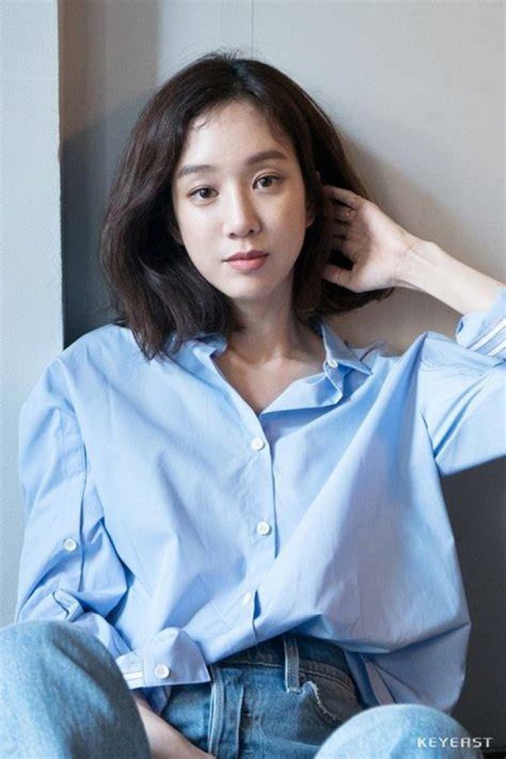 Jung Ryeo Won Extends Contract With KeyEast Entertainment