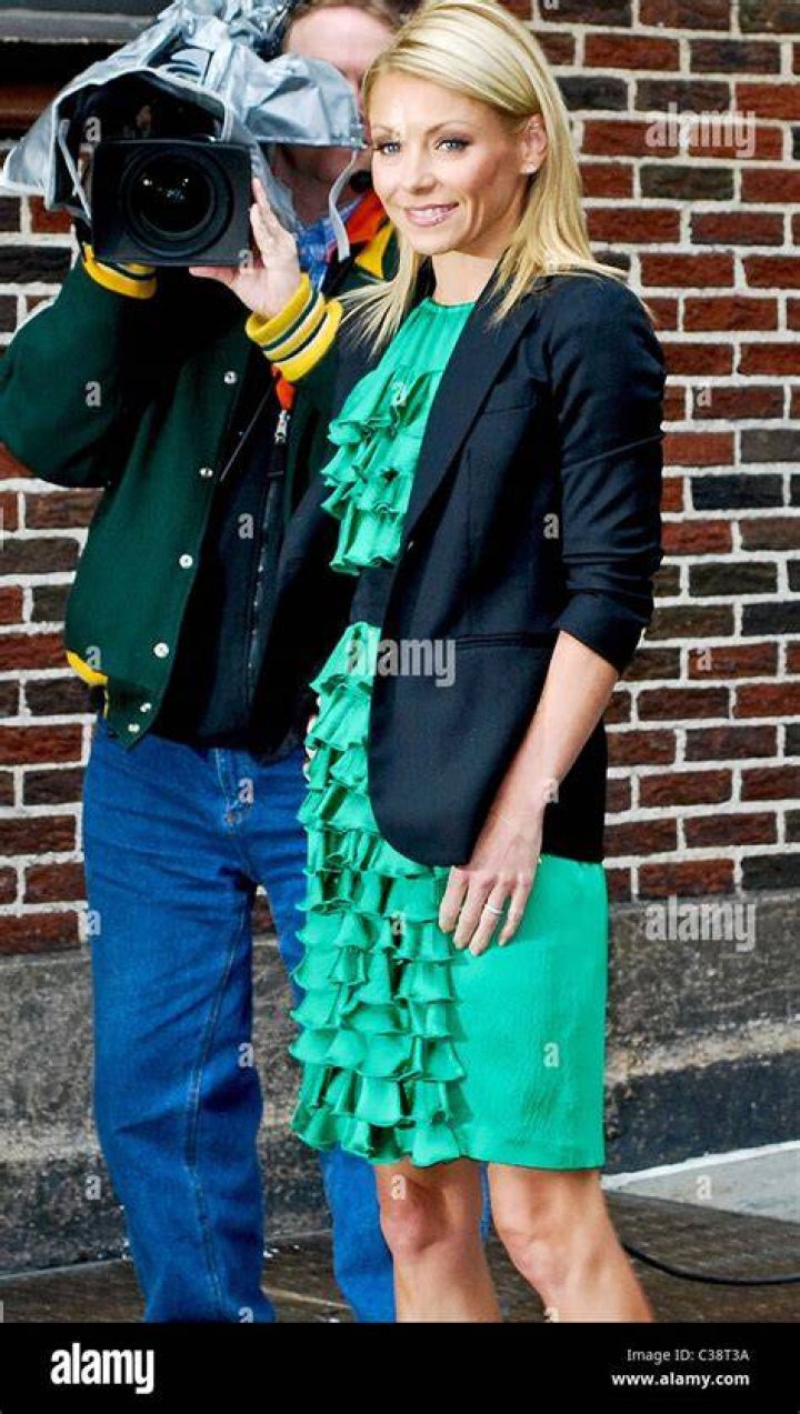 kelly ripa posing outside with mark consuelos