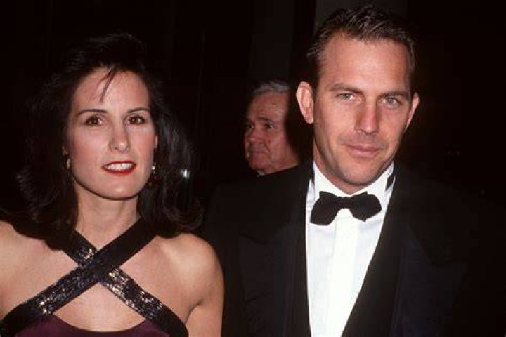 Kevin Costner and Cindy Silva, circa 1992 | Source: Getty Images