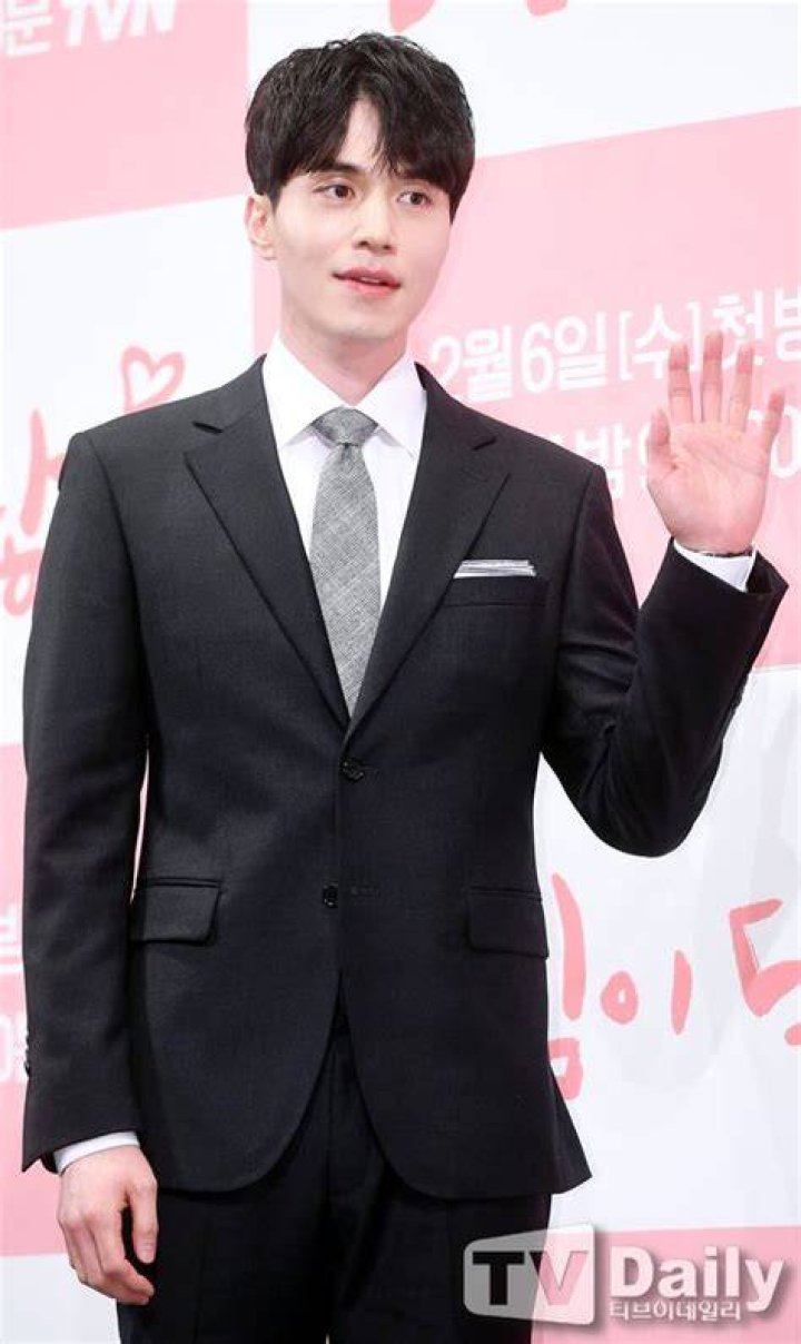 Lee Dong Wook Says He's Just Like Everyone Else In Interview As One Of GQ's "Men Of The Year"