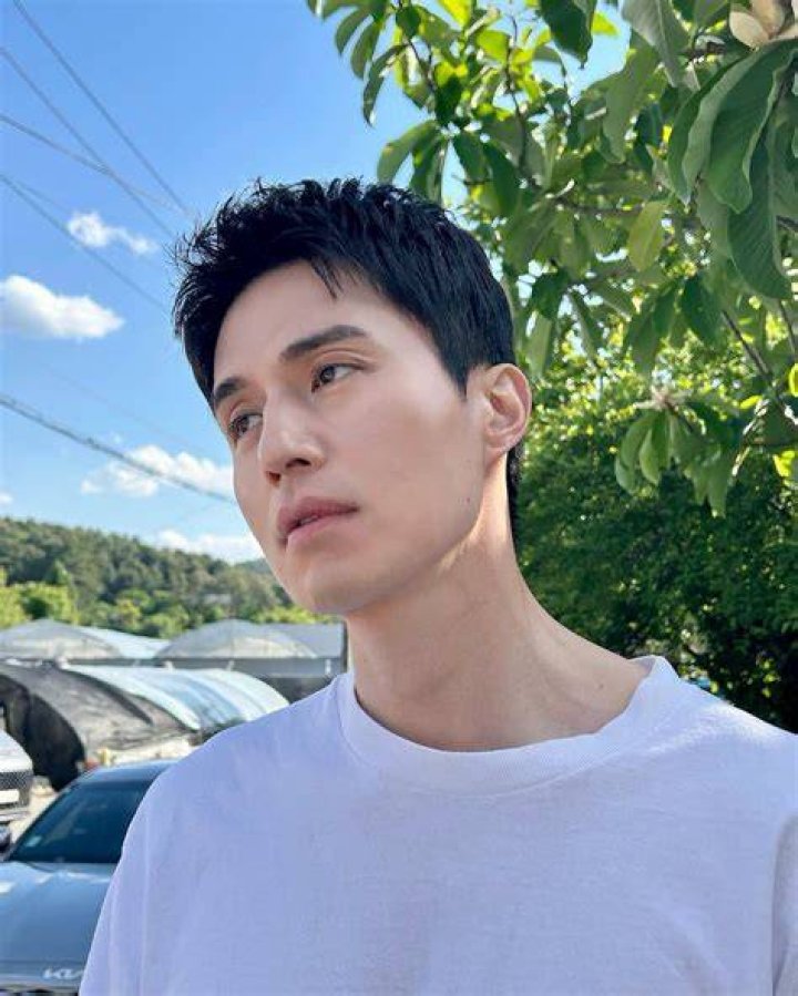 Lee Dongwook goes viral again for his UNIVERSE messages as fans can&rsquo;t stop gushing over his fan