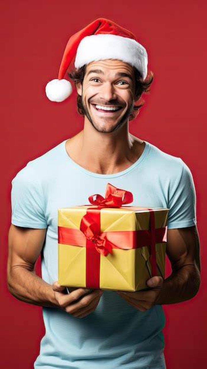Man holding christmas gift box | Photo: Shutterstock