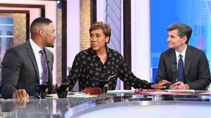 MICHAEL STRAHAN, ROBIN ROBERTS, GEORGE STEPHANOPOULOS, LINSEY DAVIS on GMA 