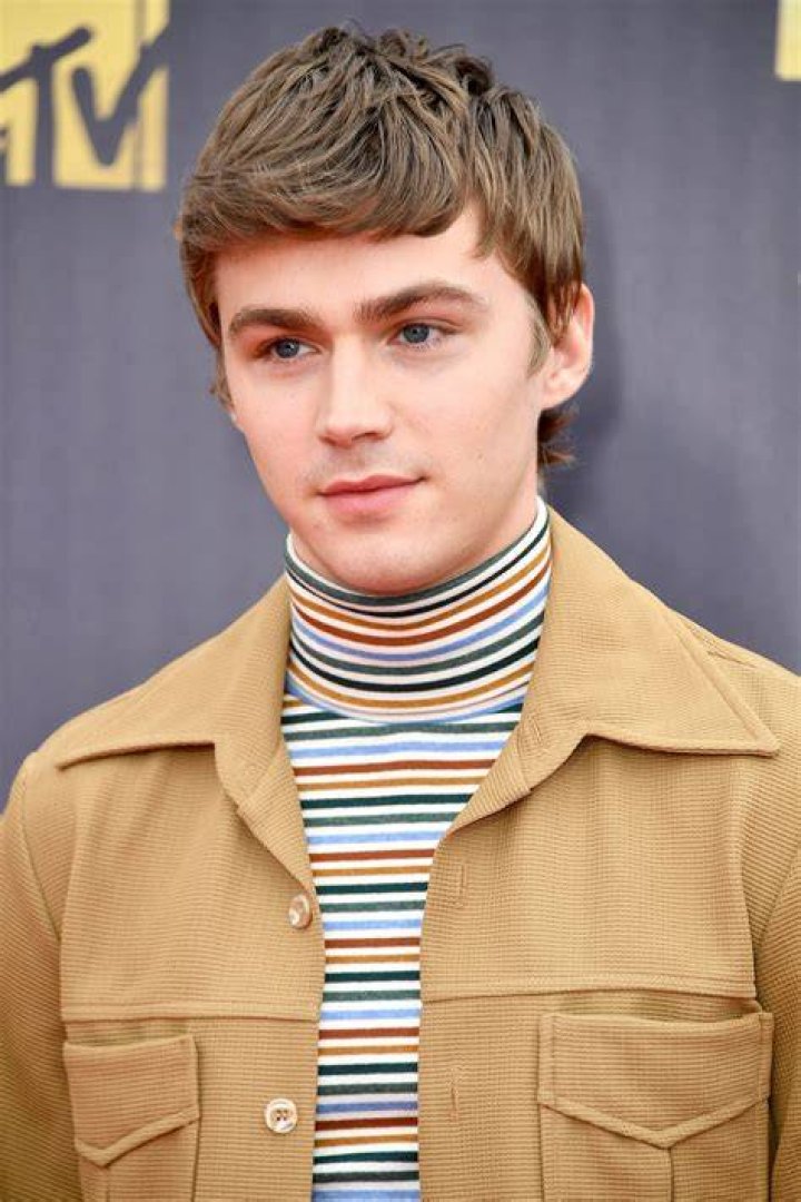 Miles Heizer 2018 dating, tattoos, smoking & body facts Taddlr