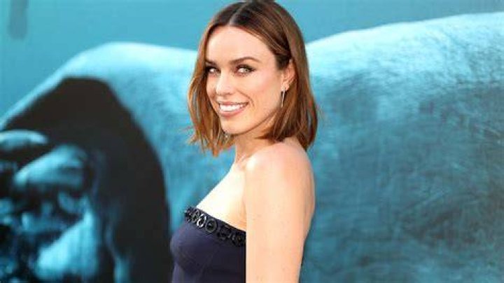 Mortal Kombat actress Jessica McNamee stuns in a silver bra top and heartprint trousers