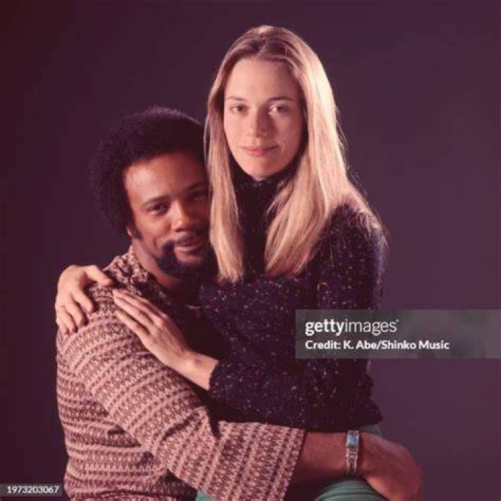 Peggy Lipton posing with Quincy Jones III, Martina Jones, Quincy Jones and Rashida Jones at the premiere of RADIUS-TWC's "Keep On Keepin' On" in Los Angeles, California | Photo: Getty Images