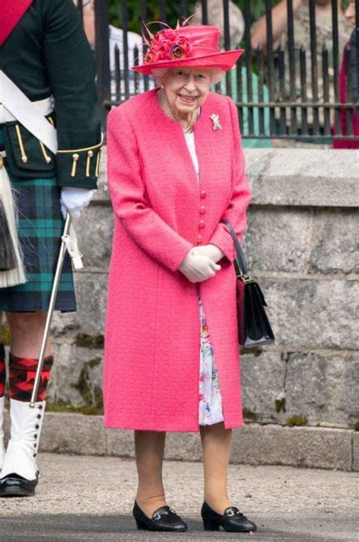 queen pink outfit