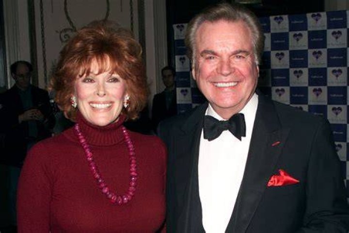 Robert Wagner and Jill St. John at the Orlando Airport on June 5, 1990 in Orlando, Florida | Source: Getty Images