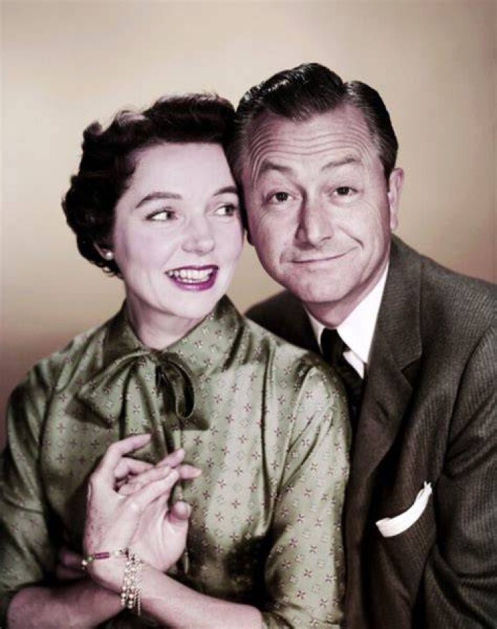 Robert Young and Jane Wyatt after winning Emmy Awards for their work on the television series, "Father Knows Best" in 1958 | Source: Getty Images