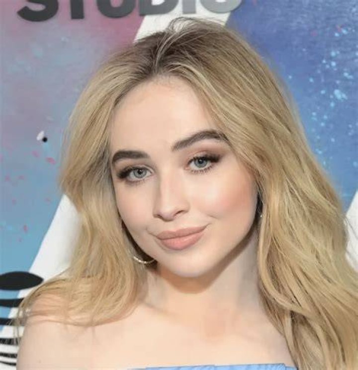 Sabrina Carpenter Age, Net Worth, Boyfriend, Family, Sister and Biography TheWikiFeed