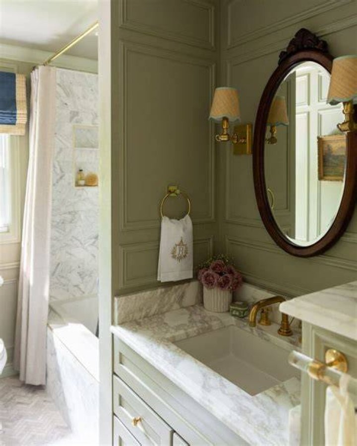The avocado-green bathroom at main house of the ranch | Source: YouTube/Tennessee Crossroads